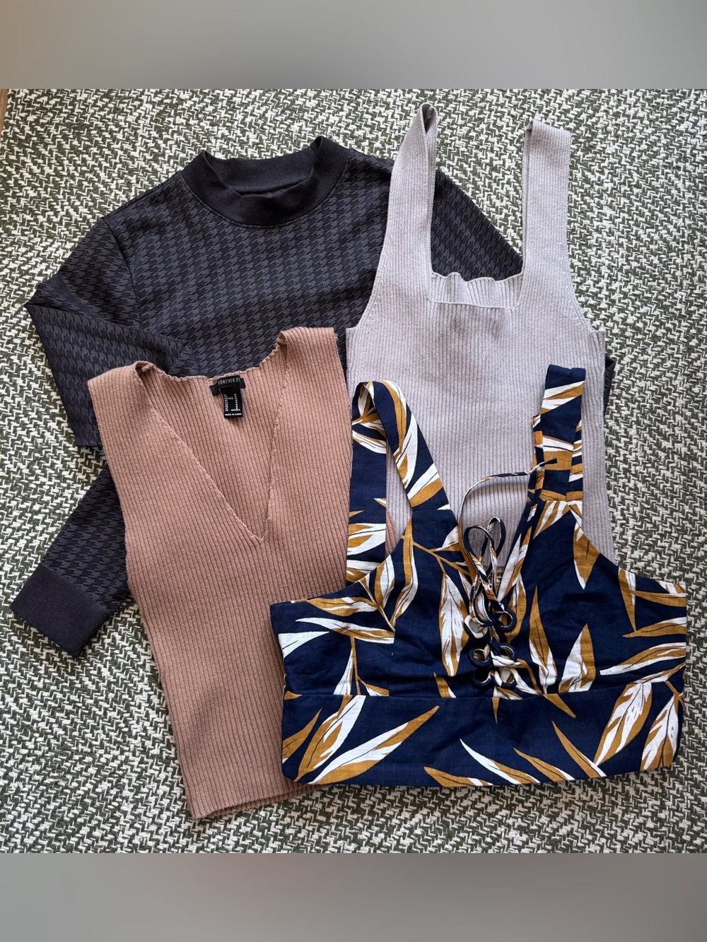 BUNDLE of 4 size Med Crop Tops